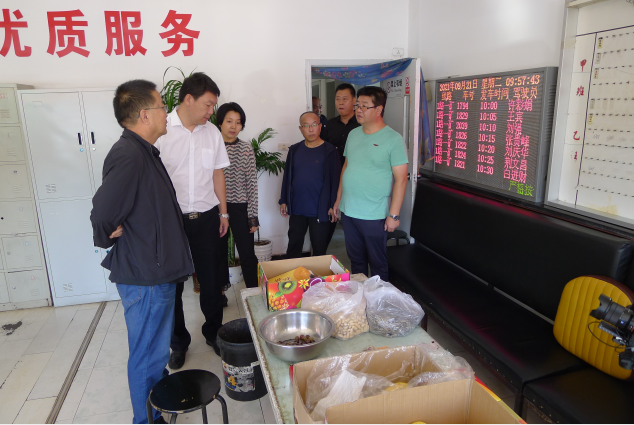 愛心慰問 情暖中秋 公交公司領導慰問一線職工