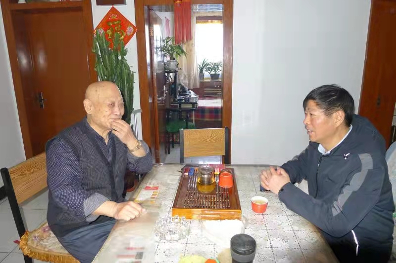 春節(jié)前夕公司黨委委員、副總經(jīng)理王潤貴代表公司黨委班子看望軍轉(zhuǎn)干部余永升，送去米、面等慰問品。